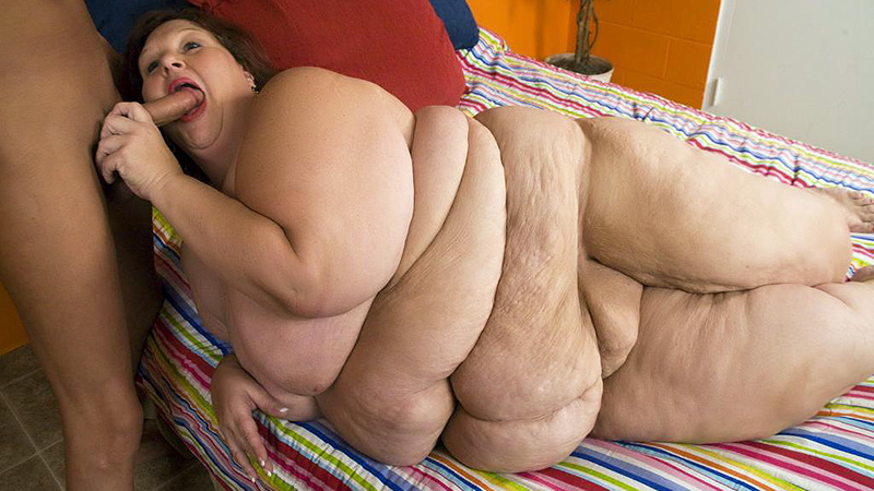  In this video, we have a mature redhead BBW named Sweet Cheeks using...